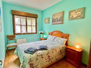 um quarto com uma cama com dois livros em Casa La Xana del Valle em Llanes