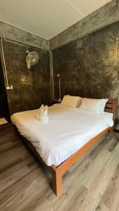 1 dormitorio con 1 cama grande con sábanas blancas en Morning ธารทอง เชียงใหม่ en Ban Pok Nai