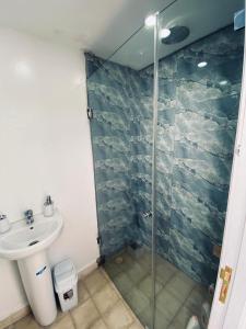 W łazience znajduje się szklana kabina prysznicowa i umywalka. w obiekcie chez Abdou house with ocean view w mieście Tanger