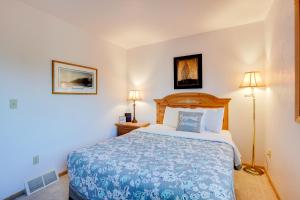 a hotel room with a bed and two lamps at Door County Getaway - Walk to State Park! in Fish Creek +17 photos