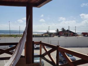 veranda con amaca e vista sulla spiaggia di Vila Atlântida 207B a Luis Correia