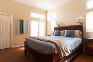 een slaapkamer met een groot bed met blauwe kussens bij Large Luxury Beach House with Rooftop Views! in San Diego