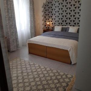 um quarto com uma cama grande e uma janela em Room e Breakfast Diana e Ninni Salsomaggiore Terme em Salsomaggiore Terme