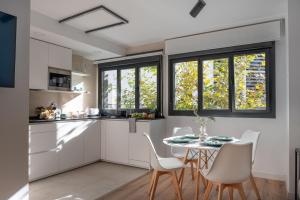a kitchen and dining room with a table and chairs at Apartamento Casiopea in Santander
