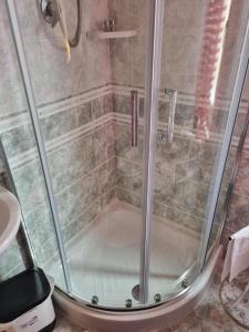 um chuveiro com uma porta de vidro na casa de banho em Room e Breakfast Diana e Ninni Salsomaggiore Terme em Salsomaggiore Terme