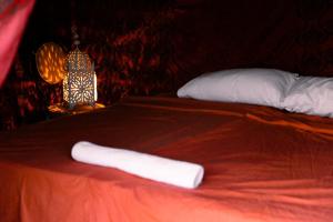 a close up of a bed with a paper towel on it at Caravane de Reve in Mhamid