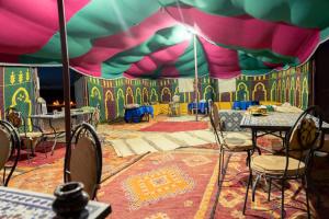 tenda con tavoli e sedie in camera di Caravane de Reve a M'Hamid