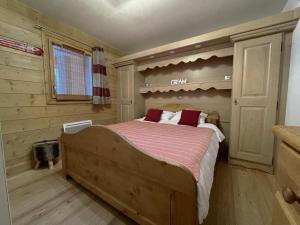 ein Schlafzimmer mit einem Bett in einem Holzzimmer in der Unterkunft Appartement Saint-Martin-de-Belleville, 2 pièces, 4 personnes - FR-1-452-193 in Saint-Martin-de-Belleville