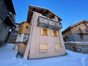 un edificio con porte e finestre nella neve di Appartement Saint-Martin-de-Belleville-Les Menuires, 4 pièces, 6 personnes - FR-1-452-34 a Saint-Martin-de-Belleville