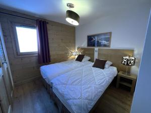 1 Schlafzimmer mit 2 Betten und einem Fenster in der Unterkunft Appartement Saint-Martin-de-Belleville, 4 pièces, 6 personnes - FR-1-452-133 in Saint-Martin-de-Belleville