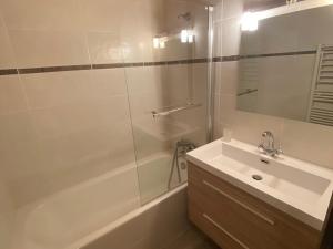 Kúpeľňa v ubytovaní Studio cosy à Châtel avec parking et Multi Pass été 2024 - FR-1-693-51