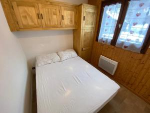Mały pokój z białym łóżkiem i oknem w obiekcie Bel appartement à Châtel près du centre et des télécabines, avec Multi Pass été à 3€/jour/personne - FR-1-693-63 w mieście Châtel