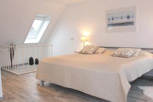 a bedroom with a large bed with two pillows at Apartmentvermittlung Mehr als Meer - Objekt 15 in Niendorf