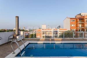 ein Pool auf dem Dach eines Gebäudes in der Unterkunft Spacious 2 Bedroom Near Shopping Del Sol in Asunción