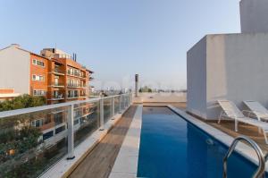 - Balcón con piscina en un edificio en Spacious 2 Bedroom Near Shopping Del Sol, en Asunción