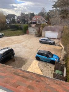 zwei Autos, die in einer Einfahrt auf einem Hof geparkt sind in der Unterkunft Abingdon in Sunningwell