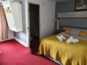 - une chambre avec un lit et 2 serviettes dans l'établissement The Royal Oak Hotel, à Highpeak Junction