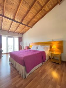Postel nebo postele na pokoji v ubytování Hotel Nahuel Huapi + 37 fotografií
