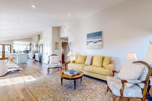 ein Wohnzimmer mit Sofa und Tisch in der Unterkunft Panoramic Ocean View Home in Elk with Beach Access in Elk