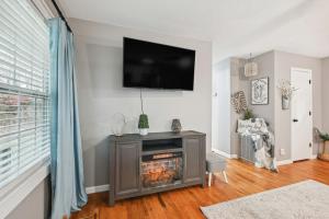 uma sala de estar com lareira e uma televisão de ecrã plano em Vine Grove Home with Deck, 4 Mi to Saunders Springs! em Radcliff