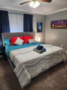 1 dormitorio con 1 cama grande con almohadas azules y rojas en Blue Shark *E4* @ Midtown Comfortable 1BR King Apartment, en Houston