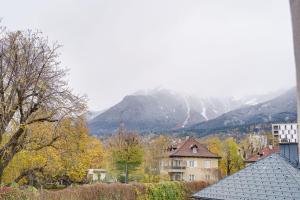 une vue sur une ville avec une montagne en arrière-plan dans l'établissement Micro Studio Apartment MINIMUM 30 DAYS, à Innsbruck