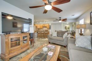 uma sala de estar com um sofá e uma ventoinha de tecto em New Orleans Retreat about 7 Mi to French Quarter! em Nova Orleães