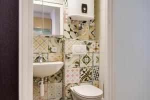 La salle de bains est pourvue de toilettes et d'un lavabo. dans l'établissement Micro Studio Apartment MINIMUM 30 DAYS, à Innsbruck