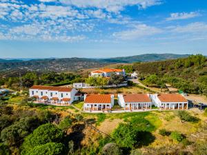 eine Luftansicht eines Hauses auf einem Hügel in der Unterkunft Complejo Los Veneros in Santa Ana la Real
