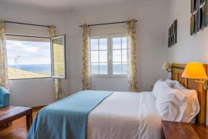 um quarto com uma cama e uma grande janela em Complejo Los Veneros em Santa Ana la Real