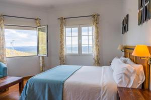 Un dormitorio con una cama y una ventana grande. en Complejo Los Veneros, en Santa Ana la Real 37 fotos más