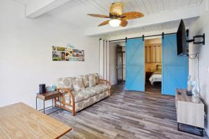 - un salon avec un canapé et un ventilateur de plafond dans l'établissement Airy Kailua-Kona Condo Less Than 1 Mi to Beach and Town, à Kailua-Kona