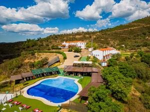 Una vista aérea de un complejo turístico con piscina. en Complejo Los Veneros, en Santa Ana la Real