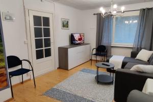 uma sala de estar com um sofá e uma televisão em Saarijärvi - Omakotitalo, oma ranta em Kolkanlahti