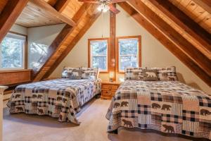 two beds in a attic bedroom with wooden ceilings at North Shore - Pinetree Paradise in Tahoe Vista
