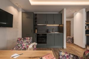 Jagdhof PURE Mountain Appartementsにあるキッチンまたは簡易キッチン