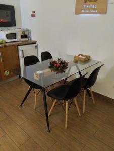 uma mesa de jantar com cadeiras e uma mesa com flores em Meimoa Guesthouse em Meimoa