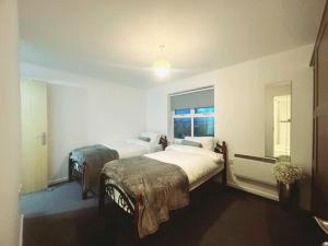 Llit o llits en una habitació de Majestic Homes Heathrow - FREE PARKING