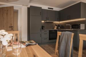 Jagdhof PURE Mountain Appartementsにあるキッチンまたは簡易キッチン