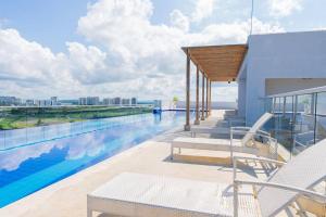 a view of a swimming pool on top of a building at Ocean-Confort in Cartagena de Indias