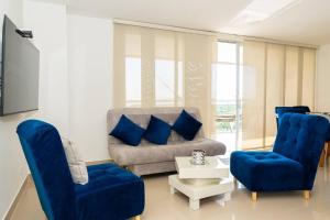 a living room with blue chairs and a couch at Ocean-Confort in Cartagena de Indias