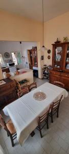 チェルタルドにあるCasa Mili Certaldoのキッチン(テーブル、椅子付)、ベッドルーム1室が備わります。