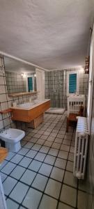 La salle de bains est pourvue d'une baignoire, de toilettes et d'un lavabo. dans l'établissement Casa Mili Certaldo, à Certaldo