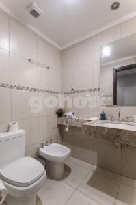 Koupelna v ubytování Ample 2 Bedroom Close To Shopping Del Sol