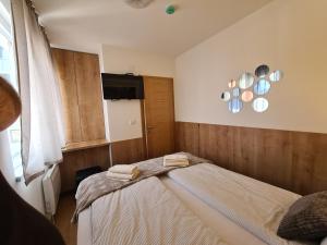 una camera da letto con un letto e due asciugamani di VilaJahor Natasa A11 a Jahorina