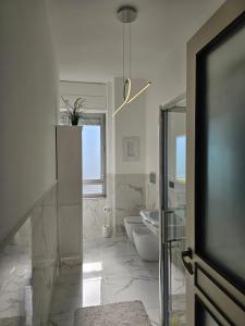 een badkamer met een douche, een toilet en een wastafel bij La Finestra sul Porto in Genua