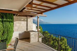 Elle comprend un balcon offrant une vue sur l'océan. dans l'établissement Villa Jana, à Marusici 