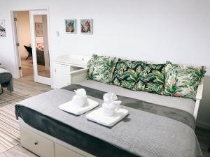 ein Schlafzimmer mit einem Bett mit zwei Handtüchern darauf in der Unterkunft Sunrise Paradise in Camano