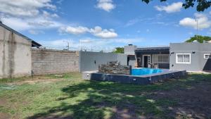 a house with a swimming pool in a yard at Alamo - Casa pet friendly in Olavarría
