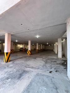 un parking vide dans un garage vide dans l'établissement BED BED HOTEL CORREGIDORA, à Torreón